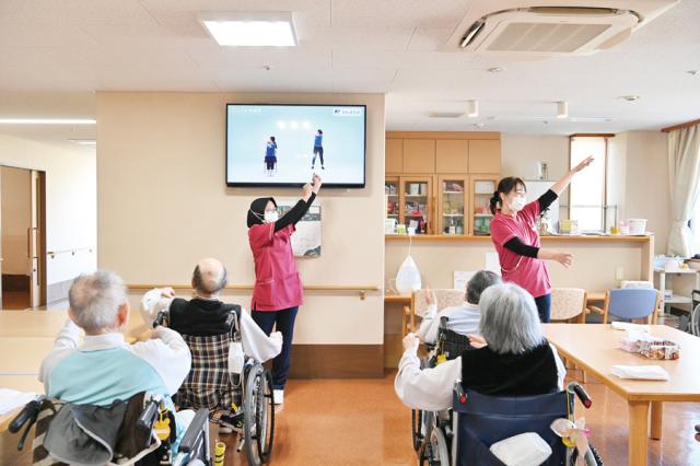 シニアから中高年、高校卒業したての職員まで世代も幅広く、仲よくガヤガヤと力を合わせています♪