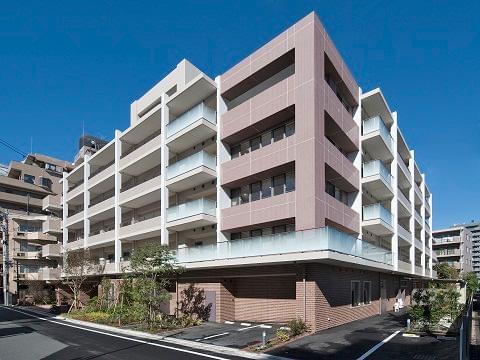 「調布駅」徒歩5分の好立地にある施設です。
現場見学のみも大歓迎!お気軽にお越しください。