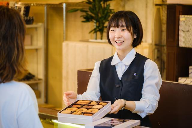 勤務地は、麹町本店。
美味しいお菓子に囲まれてお仕事しませんか？
うれしい社員割引制度あり♪