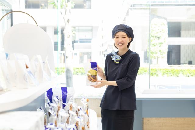 勤務地は、東横のれん街の中にある店舗。
美味しいお菓子に囲まれてお仕事しませんか?
うれしい社員割引制度あり♪