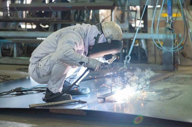 ただ作るだけじゃ物足りない。 
自分の手で、仲間と一緒に、社会を支えるものを生み出したい──。