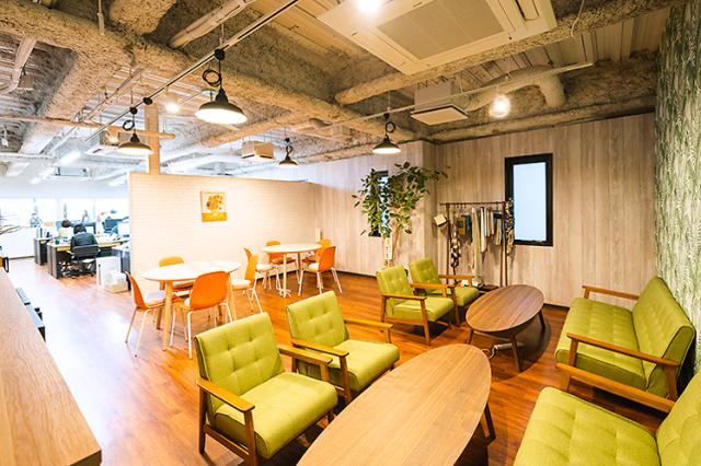 【洋服や生地の加工スタッフ】未経験スタートOK／資格不問／土日祝休み／服装・髪色・ネイル自由！洋服や生地の加工スタッフ