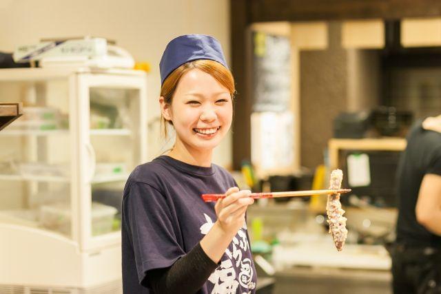 チームワークを深め、ワイワイ楽しく働きましょう!