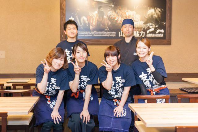 チームワークを深め、ワイワイ楽しく働きましょう!
