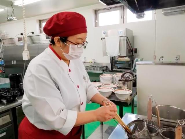 ［綴喜郡宇治田原町］調理師募集 働きながら家庭でも活かせる調理スキルが身につきます調理師／大手企業内厨房での店長候補