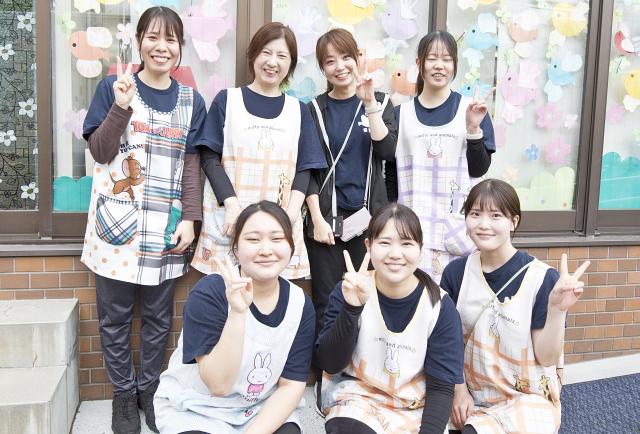 すぐ近くにショッピングモールがあるので、仕事帰りにそのまま買い物ができる好立地な職場です。