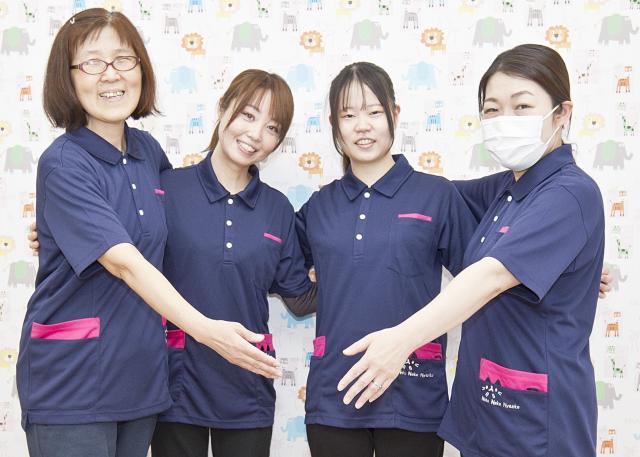 すぐ近くにショッピングモールがあるので、仕事帰りにそのまま買い物ができる好立地な職場です。