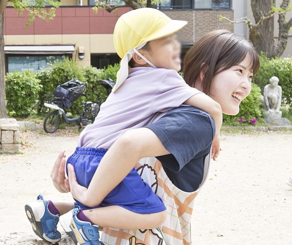すぐ近くにショッピングモールがあるので、仕事帰りにそのまま買い物ができる好立地な職場です。