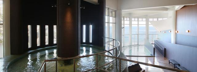 温泉 × 眺望 = 癒し 相模湾の絶景が広がる自慢の大浴場です。