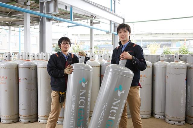 力は関係ありません、自分も華奢ですし。
ボンベの扱いで大切なのは、バランス感覚かな!