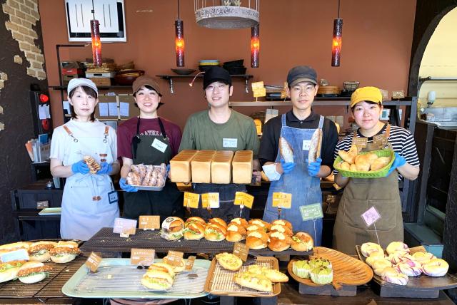 美味しいパンの提供はもちろん、笑顔いっぱいの挨拶や季節に合わせた店内作りにもこだわっています！