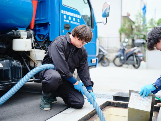 2人1組での作業が基本。ガス測定で安全を確かめてから、槽内の清掃に入ります。