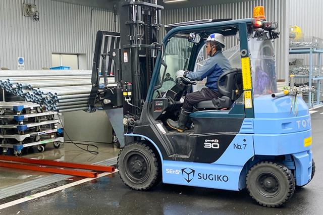 ■先輩たちに聞きました！（フォークリフトオペレーター）「リフトのウデを極められる環境です！」