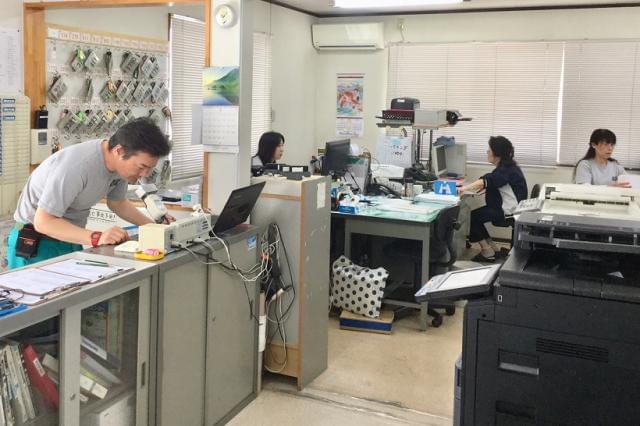 今回は事務職も同時募集中です。事務経験がなくとも、パソコン(入力程度)が出来る方できしたらご応募歓迎です。現在4名体制で総務経理を切り盛りする小さな部門ですが、みんな優しい人間たちです。雰囲気良いオフィスと感じていただけることでしょう。