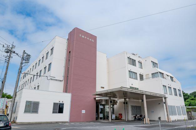 美浦中央病院は、急性期を受け入れる「一般病棟」と、長期入院可能な「医療型療養病棟」の2つの柔軟な対応ができる施設が整った病院です。