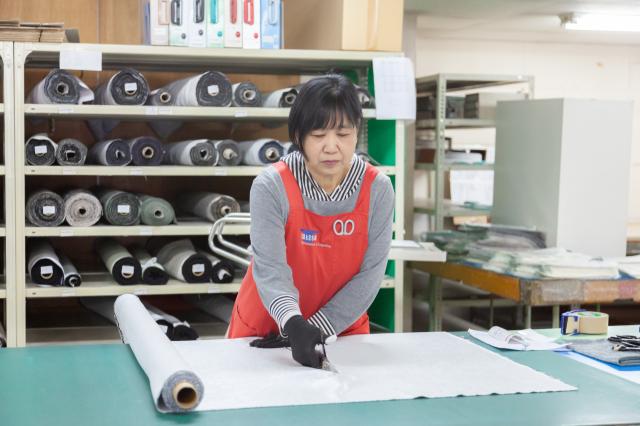 40代・50代活躍中！定年なしで長く働ける。ハサミを使う生地カットなど、工作気分の軽作業。カーテン生地の裁断・サンプル作成