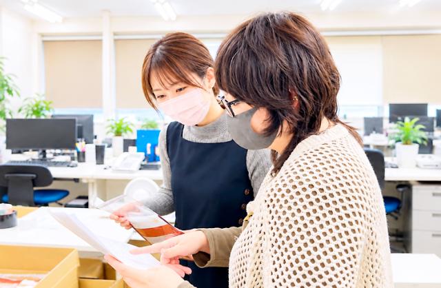 少人数で楽しくお仕事に取り組める職場です♪服装・髪型自由でネイルやピアスもOK!