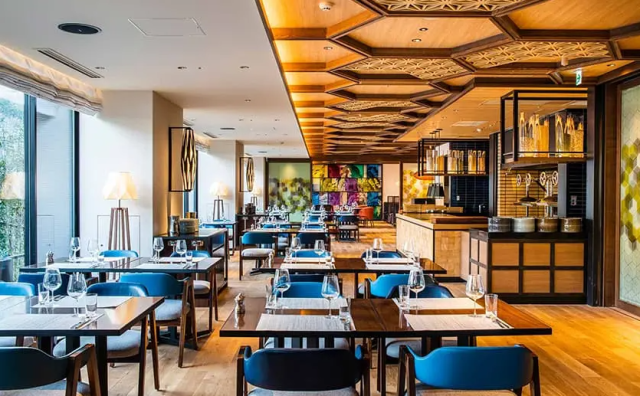 食事を届ける以上の仕事。誰かの記憶に残る一場面をつくる接客職朝バイキングのホールスタッフ