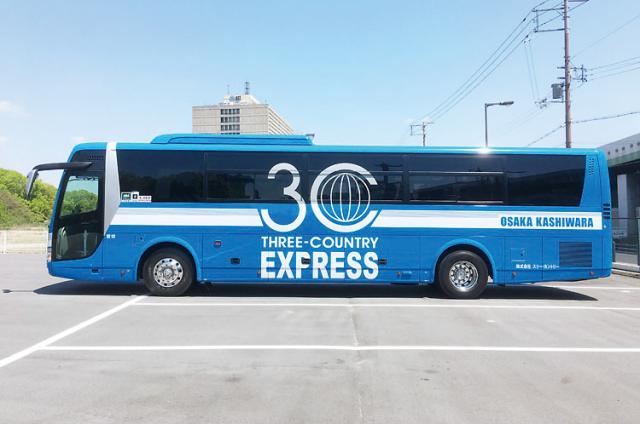 私たち『株式会社スリー・カントリー』は貸切バス事業を展開する現在成長中の企業。
大型二種免許をお持ちのアナタ、当社で力を発揮しませんか！