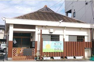 府道257号線沿い・うどん屋さんを改装した平屋の建物です。