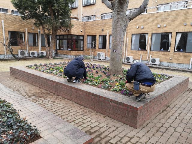 すぐにスタートできますよ☆　週3日〜OK！近隣の医療機関への送迎業務（使用車両：キャラバン、ハイエース、ヴォクシー、ヴィッツ）
送迎以外の時間は館内清掃（居室や廊下の集塵・掃除機掛け等）
管理営繕（庭木の剪定、外壁清掃、エアコン清掃　等）