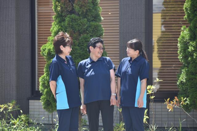 話しやすく、困った時も相談して助け合える職場づくりに努めています。