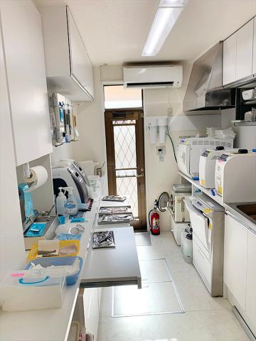 最寄り駅から徒歩1分で通勤ストレスは少なめ。
院内も広く明るく清潔な環境です。