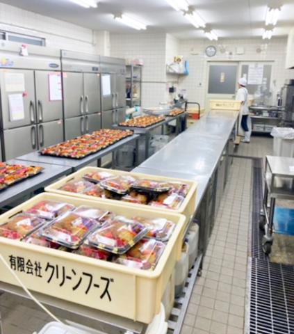 お料理好きなママさん活躍中★資格ナシでOK！お子様優先で働ける職場◎給与手渡し◎［1］調理スタッフ
［2］調理補助（深夜勤務）