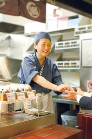 バイト・パートデビューも応援!
人気のうどん屋さんで働こう!
主婦(夫)・学生・フリーターなど、幅広く活躍中!