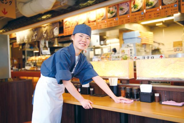 バイト・パートデビューも応援！
人気のうどん屋さんで働こう！
主婦（夫）・学生・フリーターなど、幅広く活躍中！