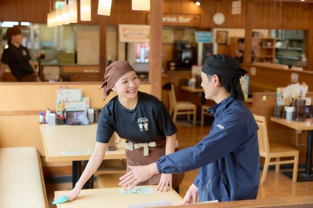 働いた分の一部を受け取れるお給料の前払い制度あり。
急な出費などでお困りの際は遠慮なくご相談を♪