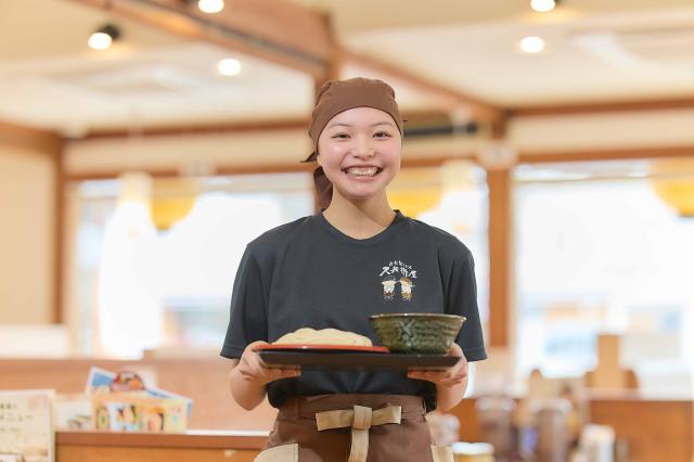 働いた分の一部を受け取れるお給料の前払い制度あり。
急な出費などでお困りの際は遠慮なくご相談を♪