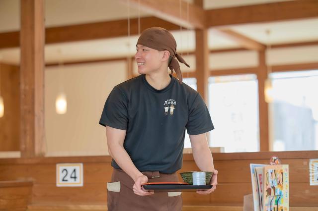 働いた分の一部を受け取れるお給料の前払い制度あり。
急な出費などでお困りの際は遠慮なくご相談を♪