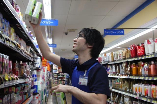 品出し業務は複数人体制で実施!
作業のコツなどは、先輩スタッフが丁寧にレクチャーします。