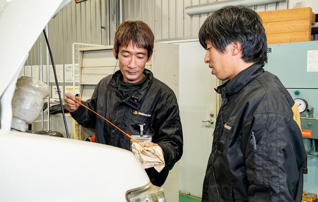 一緒に働く仲間も、お客様も、車好きが集まる職場！車の話題で盛り上がれますよ♪