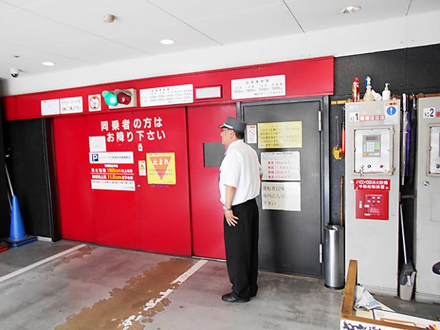 【ホテルのパーキング係】未経験OK！定年退職後のシニア世代活躍中☆駅近で便利♪運転業務なし◎ホテルのパーキング（駐車場）係