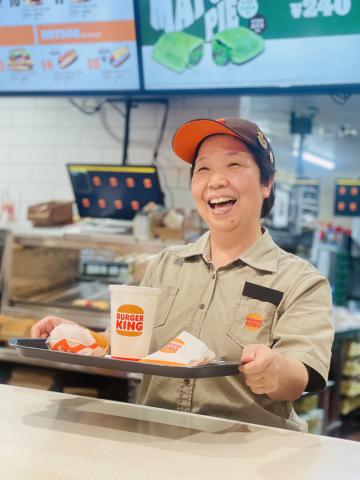 初バイト大歓迎！バーガーキングのスタッフ（サービス）大募集！シフト提出は2週間ごと！ファストフードの店舗スタッフ（キッチン・サービススタッフ）