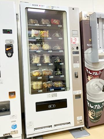 軽食の自動販売機は、通称「超ミニ・コンビニ」。
設置先は、学校や駅・郵便局・社員食堂など様々です。