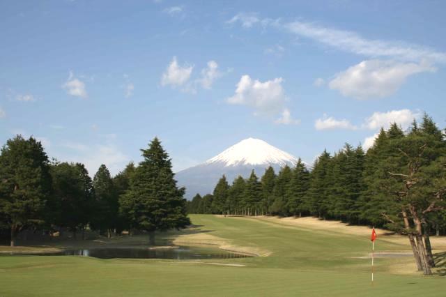 四季折々の雄大な富士山が眼前に広がるゴルフクラブです！
気持ちのいい環境で働いてみませんか♪