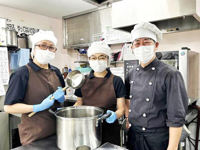 宇治市／正社員／調理スタッフ／資格不問／残業ほぼなし／安心のチーム体制で経験を活かそう！まごころ給食センターでの調理スタッフ