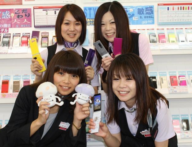 【職場の人間関係が気になる…】これは誰しもがお仕事を始めるにあたって思うこと!でも安心して下さい(*^▽^*)ノ携帯ショップで働く利点は、≪長くお仕事を続けられるコト≫なんです☆☆☆20代のSTAFFが中心なので、すぐに溶け込めちゃいます♪楽しい職場だとお仕事のやる気も自然とUP!素敵な出逢いがアナタを待っています☆゜..†”*。