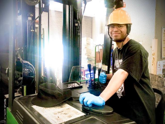 午前のみ×週4日〜／倉庫内入出庫スタッフ募集／フォークリフト免許をお持ちの中高年活躍中！快適環境資材入出庫スタッフ