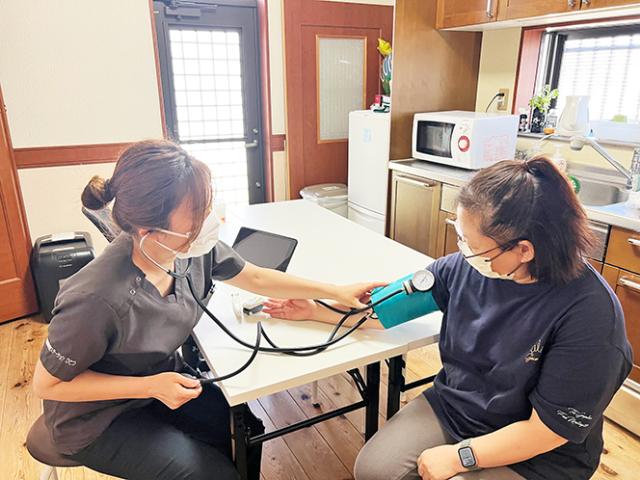 楽しい会話が飛び交う職場♪20代・30代・40代の12名が在籍し、子育て中の女性も活躍しています。
