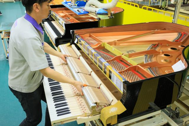 人の手とテクノロジーを融合させてYAMAHA楽器はつくられています。楽器内部の構造や仕組みが分かると面白いですよ♪