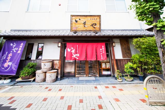 お店はJR阪和線・南海高野線「三国ケ丘」駅より徒歩5分!
仁徳天皇陵古墳近くで観光客の方も立ち寄られるお店です♪