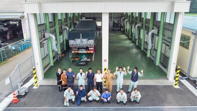 社員同士の仲が良く、居心地のよい職場。困った時はなんでも、気兼ねなく相談してくださいね。
現在、整備士8名、板金塗装工3名、事務員4名の合計15名在籍