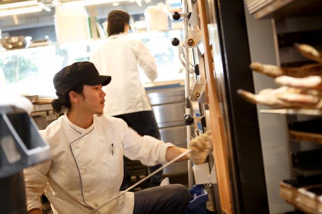 週2日〜×1日4H〜OK『ザ シティ ベーカリー』パン製造スタッフ募集／駅直結／選べるシフトパン製造スタッフ