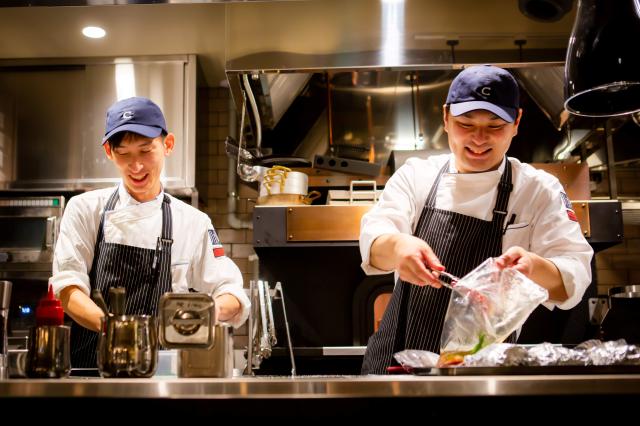 1日4H×週3日〜『ザ シティ ベーカリー』併設レストランキッチンスタッフ／髪型・髪色自由／賄い無料レストランのキッチンスタッフ