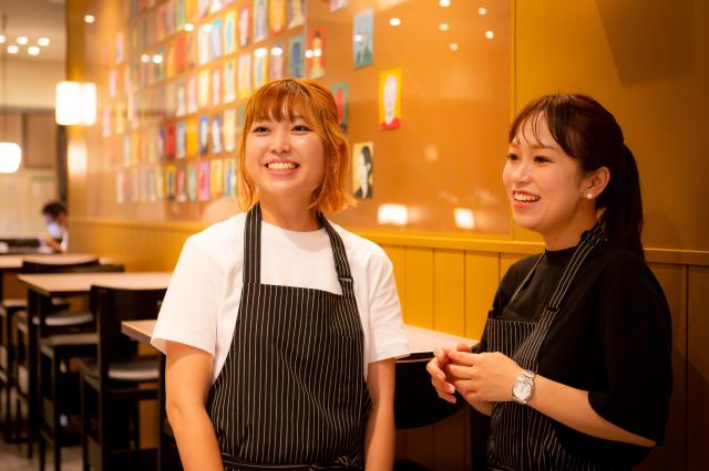 週3日〜OK×選べるシフト『ザ シティ ベーカリー』運営のレストランホールスタッフ／賄い無料／駅直結レストランのホールスタッフ