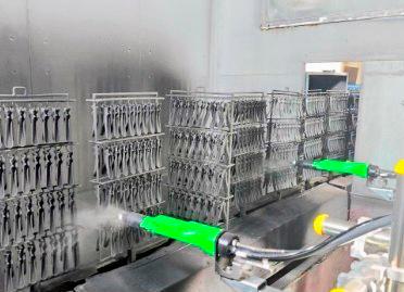 工場勤務が初めてでも大丈夫。
仲間と協力しながら成長できる環境があります。